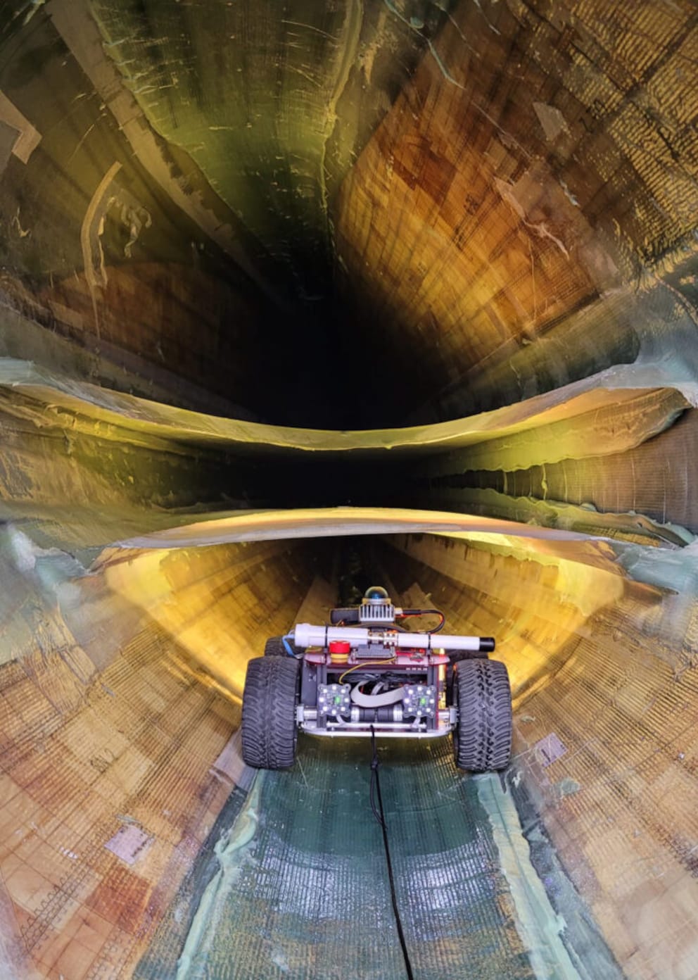 InInspekt bringt Robotik, Sensorfusion und KI in die Inneninspektion von Rotorblättern